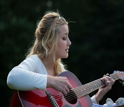 girl_playing_guitar