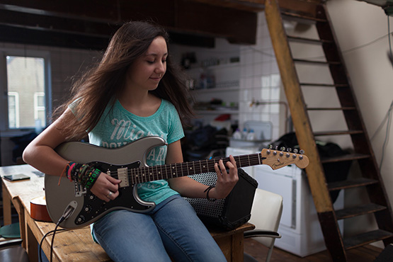 girl_playing_guitar